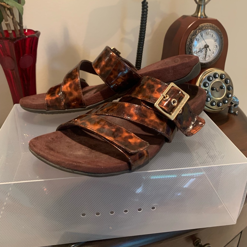 Cushiony, patterned sandals